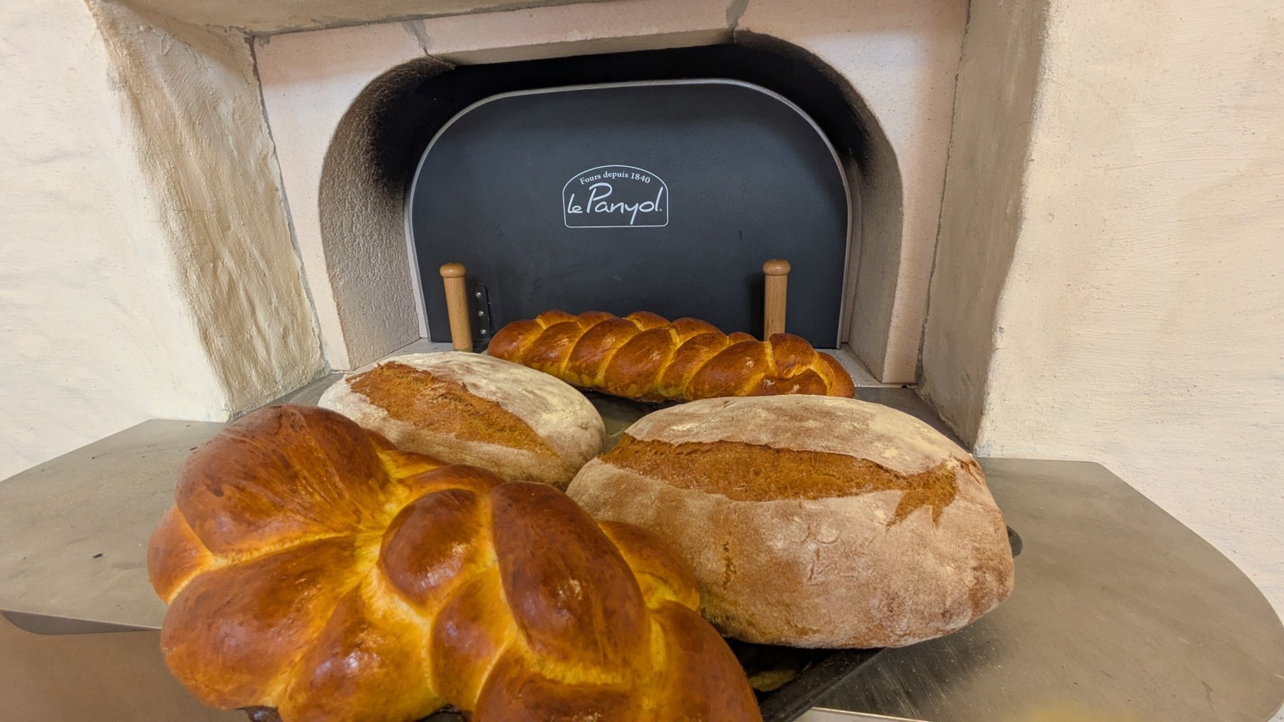 Pains et tresse à la sortie du four